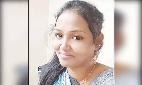 போலீஸ்காரர் உள்பட 3 பேரை ஏமாற்றி திருமணம் செய்த பட்டதாரி பெண்