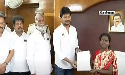 சேப்பாக்கம் தொகுதியில் தீர்க்கப்படாத 10 கோரிக்கைகள் - கலெக்டரிடம் மனு அளித்த உதயநிதி ஸ்டாலின்