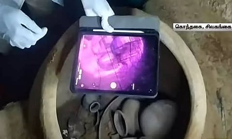 கொந்தகை அகழாய்வு; முதுமக்கள் தாழியில் இருந்து 20 பொருட்கள் கண்டெடுப்பு