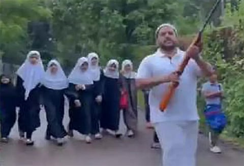 துப்பாக்கி பாதுகாப்புடன் பள்ளி செல்லும் குழந்தைகள் - காரணம் என்ன...?