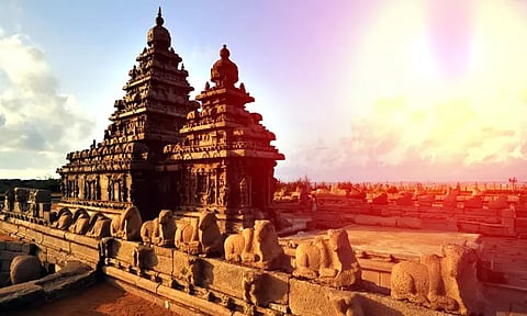 கடல் காற்றால் ஏற்படும் பாதிப்பை தடுக்க மாமல்லபுரம் கடற்கரை கோவிலில் ரசாயனம் கலந்த நீரால் சுத்தம் செய்யும் பணி தொடக்கம்