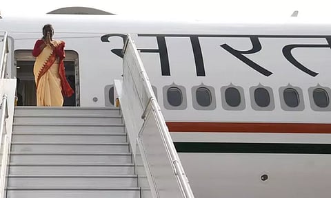 இங்கிலாந்து ராணி எலிசபெத்தின் இறுதி சடங்கில் பங்கேற்பதற்காக லண்டன் புறப்பட்டார் ஜனாதிபதி திரவுபதி முர்மு