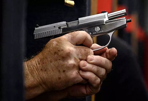 தானேயில் ஒப்பந்ததாரர் மீது துப்பாக்கியால் சுட்ட மர்ம நபர்கள்