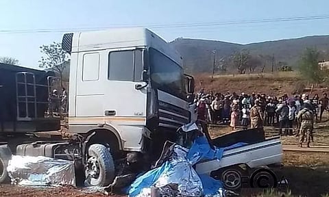 பள்ளி மினி வேன் மீது லாரி மோதி விபத்து; 19 குழந்தைகள் உள்பட 21 பேர் பலி