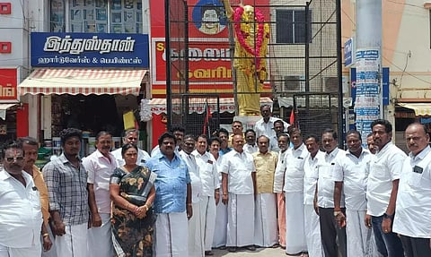 பெரியார் சிலைக்கு மாலை அணிவிப்பு