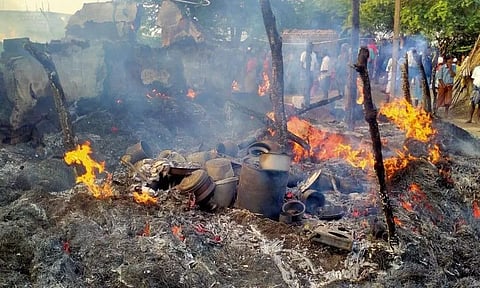 4 கூரை வீடுகள் எரிந்து சேதம்