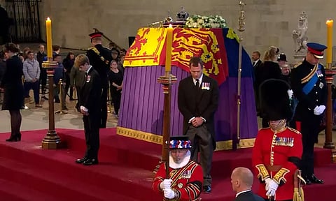 ராணி எலிசபெத்தின் 8 பேரக்குழந்தைகள் சவப்பெட்டியை சுற்றி நின்று மரியாதை செய்த காட்சி..!