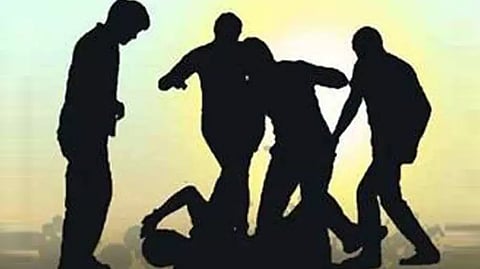 ராயப்பேட்டை வணிக வளாகத்தில் 2 கல்லூரி மாணவர்கள் இடையே மோதல் - 3 மாணவர்கள் கைது