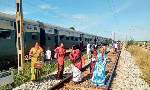 திருவள்ளூர் அருகே சிக்னல் கோளாறால் 2 மணிநேரம் ரெயில் சேவை பாதிப்பு - பயணிகள் கடும் அவதி