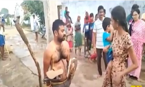 இரண்டாவது திருமணம் செய்த கணவரை மின் கம்பத்தில் கட்டி வைத்து அடித்த மனைவி