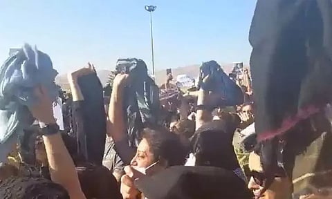 ஈரான்: 'சர்வாதிகாரிக்கு மரணம்' கோஷத்துடன் ஹிஜாப்பை கழற்றி எறிந்து பெண்கள் போராட்டம்