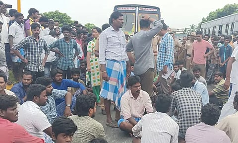 வெள்ளத்தில் அடித்து செல்லப்பட்ட வாலிபர்களை மீட்க கோரி கிராமமக்கள் சாலை மறியல்