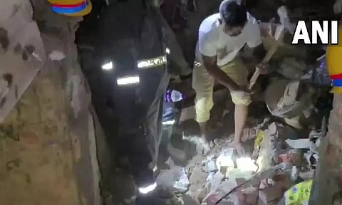 வீட்டின் மேற்கூரை இடிந்து விழுந்ததில் தூங்கிக் கொண்டிருந்த கணவன், மனைவி மற்றும் 2 வயது குழந்தை பலி!