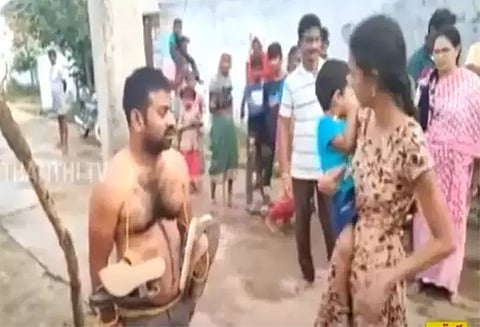 2வது திருமணம் செய்த கணவனை மின்கம்பத்தில் கட்டி வைத்து செருப்பால் அடித்த மனைவி