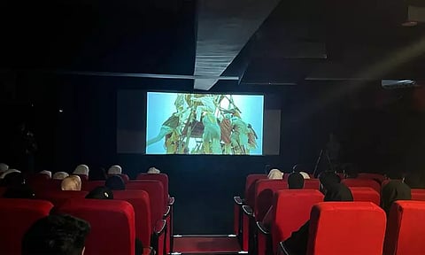 ஜம்மு காஷ்மீரில் 30 ஆண்டுகளுக்கு பின் திரையரங்குகள் திறப்பு: மக்கள் படையெடுப்பு