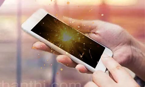 ஆன்லைனில் 4 மாதத்திற்கு முன்பு வாங்கிய செல்போன் வெடித்த பயங்கரம் - மாணவர் படுகாயம்