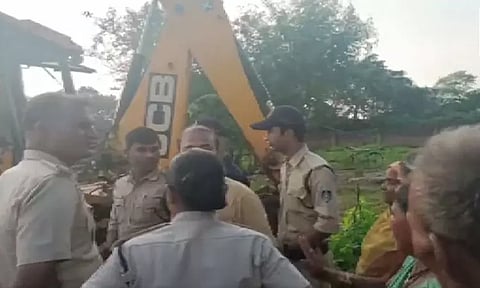 16 வயது சிறுமியை பாலியல் பலாத்காரம் செய்த 6 இளைஞர்களின் வீடுகள் ஜேசிபி வாகனம் மூலம் தகர்ப்பு!