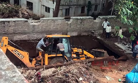 கான்கிரீட் தளம் இடிந்து கால்வாய்க்குள் விழுந்த ஜேசிபி எந்திரம்...!