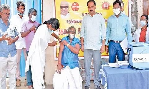 கொரோனா தடுப்பூசி சிறப்பு முகாமை திருவள்ளூர் மாவட்ட கலெக்டர் நேரில் பார்வையிட்டு ஆய்வு