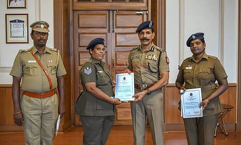 ஆதரவற்ற பெண்ணுக்கு பிரசவம் பார்த்த பெண் போலீசாருக்கு டி.ஜி.பி சைலேந்திரபாபு நேரில் பாராட்டு