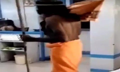 குடவாசல் அருகே துப்பாக்கியுடன் வங்கியில் புகுந்து மிரட்டிய சாமியாரால் பரபரப்பு...!