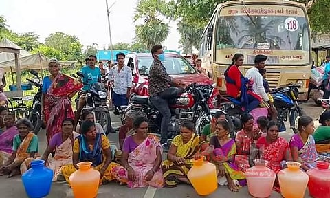 குடிநீர் வழங்கக்கோரி காலி குடங்களுடன் பெண்கள் சாலை மறியல்