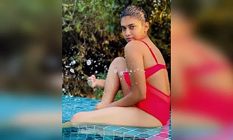 கவர்ச்சியில் கலக்கும் துஷாரா