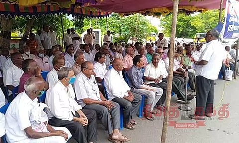 அனைத்து துறை ஓய்வூதியர் சங்கத்தினர் தர்ணா போராட்டம்