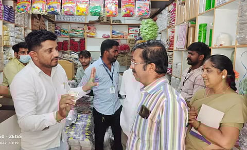 ஓசூர் மாநகராட்சி பகுதியில் கடைகளில் அதிகாரிகள் சோதனை