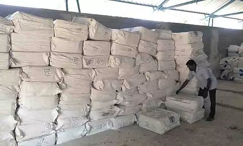 விலையில்லா புத்தக பைகள், செருப்புகள் புதுக்கோட்டை வந்தன