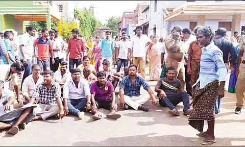 கோவில் விழாவில் பட்டாசு வெடித்ததில் தகராறு: இருதரப்பினர் பயங்கர மோதல்; போலீஸ் குவிப்பு