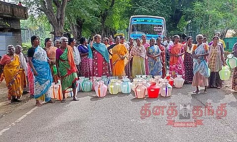 தம்மம்பட்டி அருகே குடிநீர் கேட்டு காலிக்குடங்களுடன் பெண்கள் சாலைமறியல்