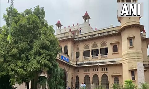 அலகாபாத் பல்கலைக்கழக விடுதி அறையில் மாணவர் தூக்கிட்டு தற்கொலை - போலீசார் விசாரணை