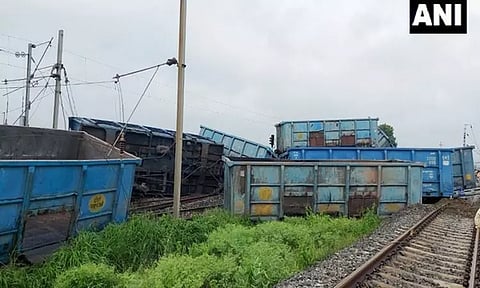 பீகாரில் சரக்கு ரெயில் தடம் புரண்டது