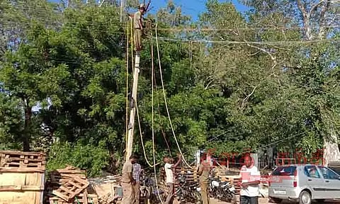 குளித்தலை நகரப்பகுதி முழுவதும் சாலையின் குறுக்கே தாழ்வாக செல்லும் மின்கம்பிகள்