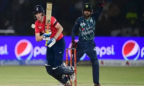 முதலாவது 20 ஓவர் கிரிக்கெட்: பாகிஸ்தானை வீழ்த்தியது இங்கிலாந்து