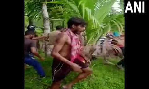 அசாமில் குழந்தை கடத்தல்காரர் என சந்தேகிக்கப்பட்ட நபர் மீது கொடூர தாக்குதல்..!