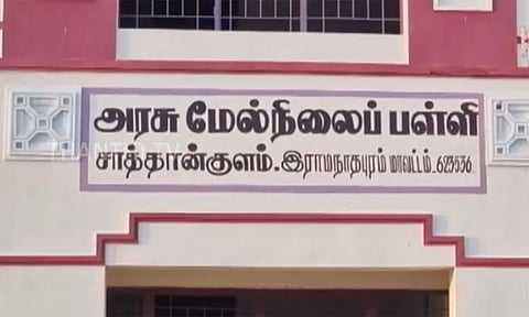 ஹிஜாப் அணிந்து பள்ளிக்கு வரக்கூடாது என்று தலைமை ஆசிரியர் கூறிய விவகாரம் - மாவட்ட கல்வி அலுவலர் முன்னிலையில் பேச்சுவார்த்தை..!