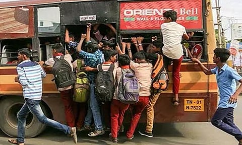 படிக்கட்டில் தொங்கியதை கண்டித்த கண்டக்டர் மீது பள்ளி மாணவர்கள் தாக்குதல்; பஸ்சை இயக்க மறுத்து டிரைவர்கள் போராட்டம்
