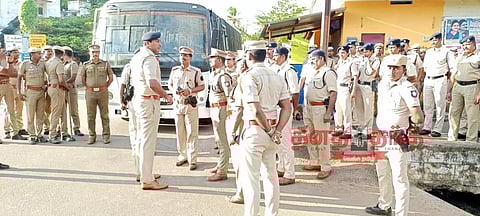 என்.ஐ.ஏ. அதிகாரிகள் திடீர் சோதனை- எதிர்ப்பு தெரிவித்து சாலைமறியல்-பரபரப்பு