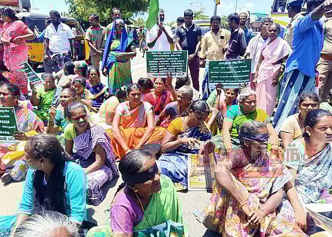 தேனி கலெக்டர் அலுவலகம் முன்பு குறவர் இனமக்கள் சாலை மறியல்; பெண்கள் உள்பட 56 பேர் கைது