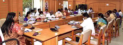 அக்டோபர் மாதம் 15-ந் தேதிக்குள் மழைநீர் கால்வாய் அமைக்கும் பணிகளை முடிக்க வேண்டும்