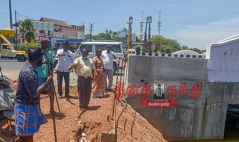 பொதுமக்களின் பாதுகாப்புக்காக இரும்பு தடுப்புகள் அமைப்பு