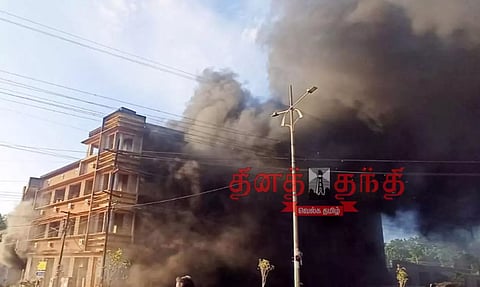 குளிர்சாதனப்பெட்டிகள் எரிந்ததால் கரும்புகை வெளியேறியது