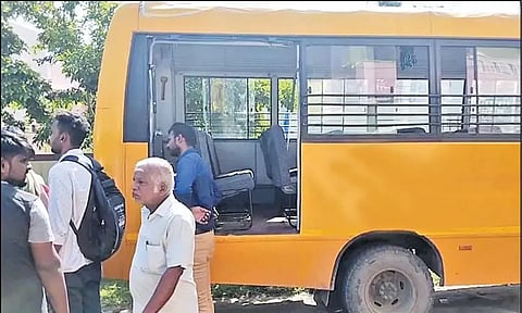 அவசர வழி கதவு உடைந்ததால் பள்ளி வேனில் இருந்து விழுந்த மாணவி படுகாயம்