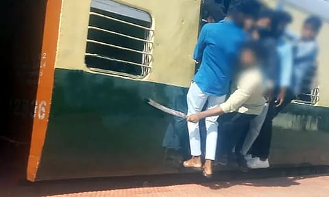 பெரம்பூர் ரெயில் நிலைய நடைமேடையில் கத்தியை உரசியபடி சென்ற கல்லூரி மாணவர்கள் - சமூக வலைதளங்களில் வீடியோ வைரல்