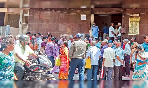 பெரம்பூரில் நிதி நிறுவனத்தில் பணத்துக்கு வட்டி தராததால் வாடிக்கையாளர்கள் முற்றுகை