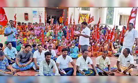 ஆக்கிரமிப்புகளை அகற்றக்கோரி கும்மிடிப்பூண்டி வட்டார வளர்ச்சி அலுவலகம் முற்றுகை