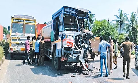 ஸ்ரீபெரும்புதூர் அருகே மோட்டார் சைக்கிள்- லாரிகள் மோதல்; 3 பேர் படுகாயம்