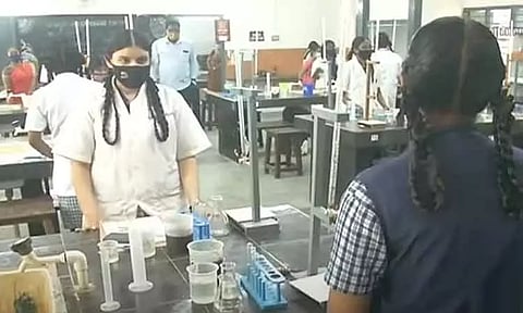 பள்ளி, கல்லூரிகளில் வேதியியல் கல்வியை மேம்படுத்த திட்டம் - மத்திய அரசு தகவல்